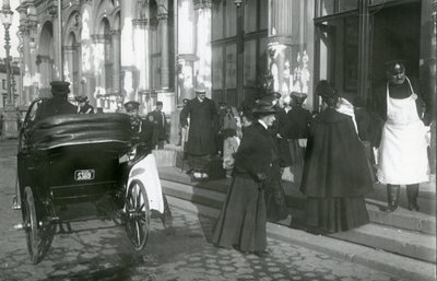 Facchini e passeggeri fuori dalla stazione ferroviaria di Nicholas, Nevsky Prospekt, San Pietroburgo, c.1913 da Russian Photographer